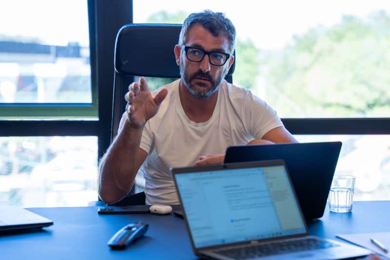 Pierre-Arnaud Coquelin échange en réunion dans le cadre de sa stratégie de personal branding pour piloter la croissance de Wheere.