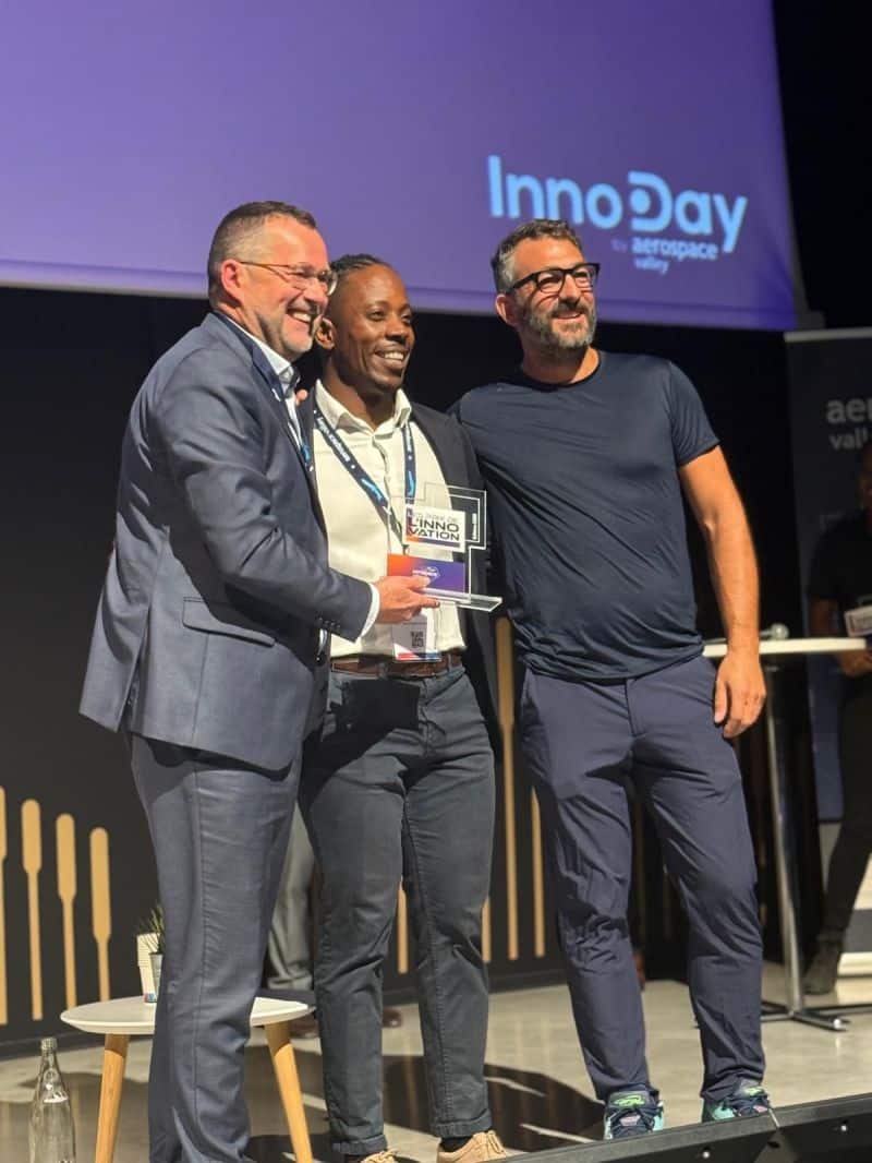 Trois représentants posent sur scène lors de la remise des Prix de l’Innovation Aerospace Valley, tenant le trophée récompensant Wheere pour sa technologie de géolocalisation indoor.