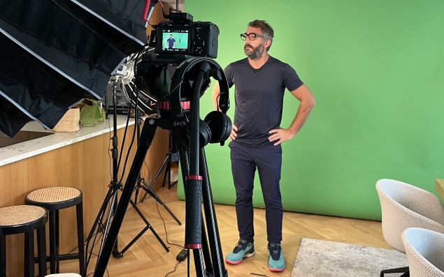 Pierre-Arnaud Coquelin filme une vidéo dans le cadre de sa démarche de personal branding pour documenter la croissance de Wheere.