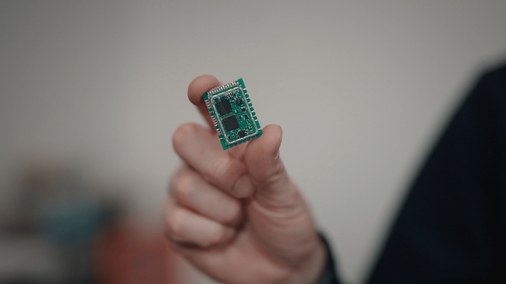 Photo du module de tracking indoor Wheere tenu dans une main