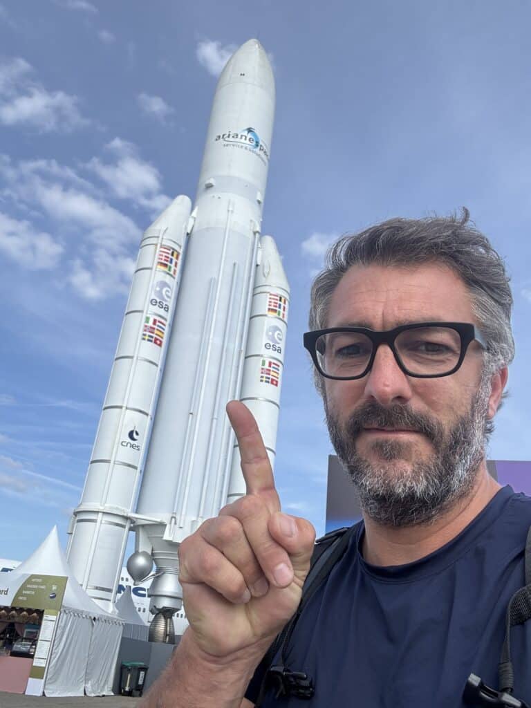 Pierre-Arnaud Coquelin prenant un selfie au Bourget à coté de la fusée Ariane