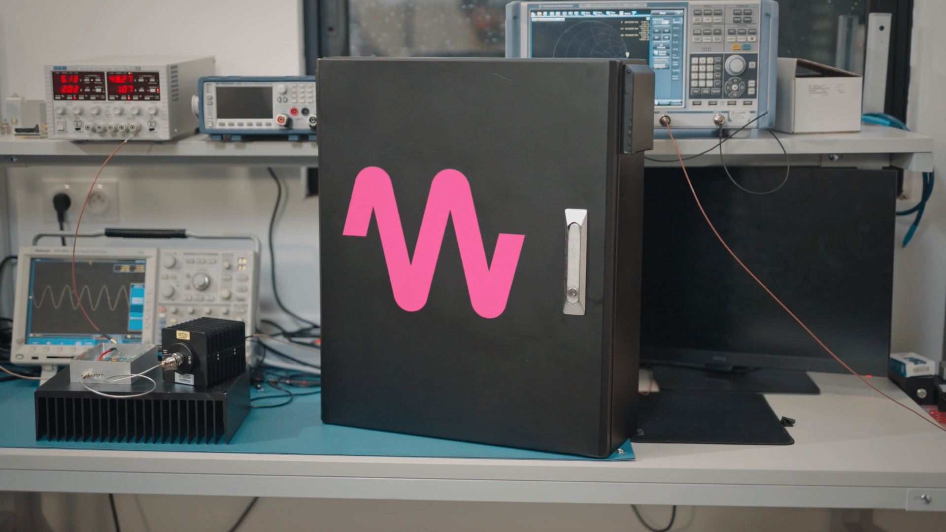 Photo de la gateway Wheere prise dans les locaux de l'entreprise pour illustrer le système de tracking indoor developpé par l'entreprise