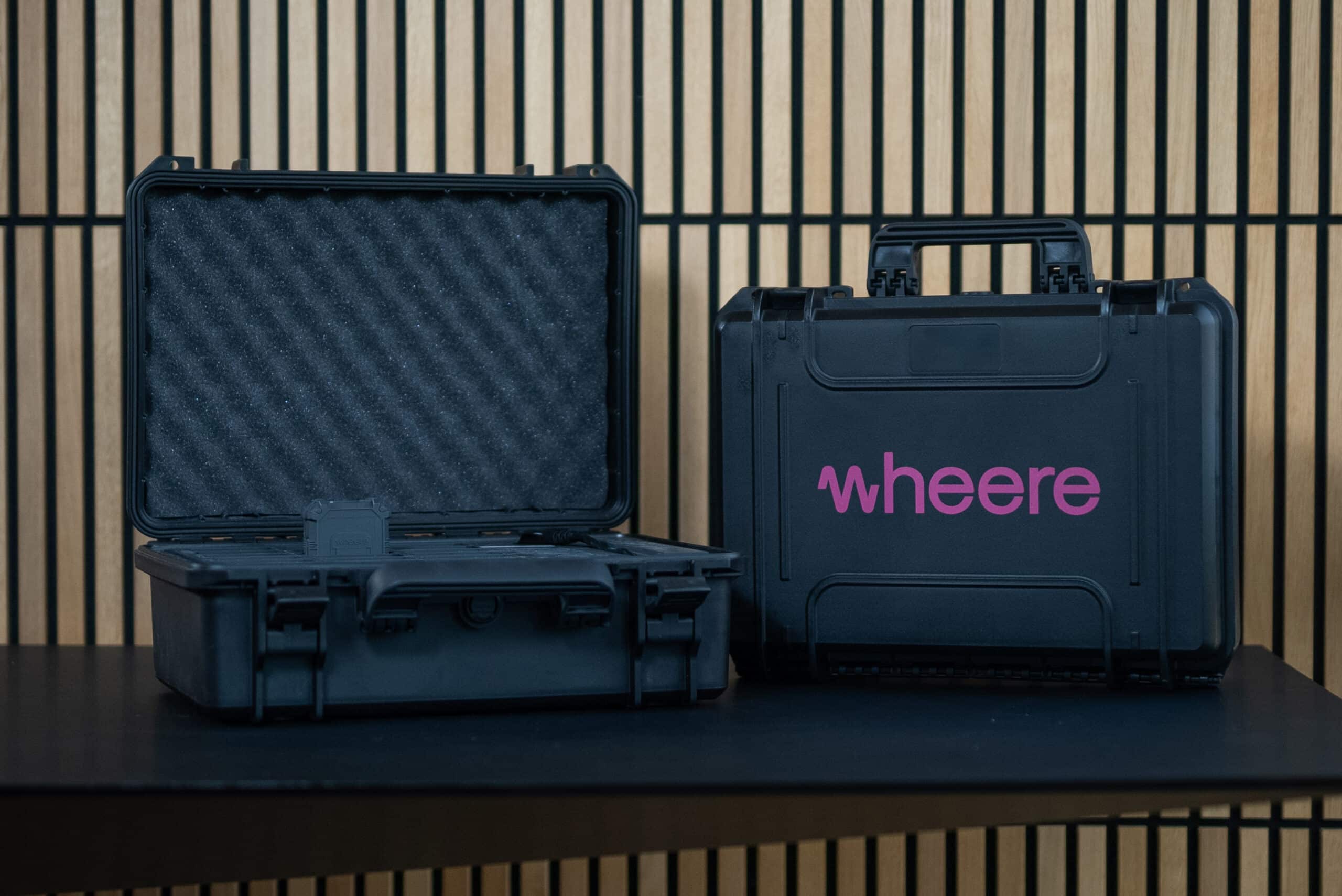 Photo de deux valise de chargement des trackers Wheere, l'une d'elle est ouverte et l'autre fermée laissant apparaitre le logo de l'entreprise de tracking indoor