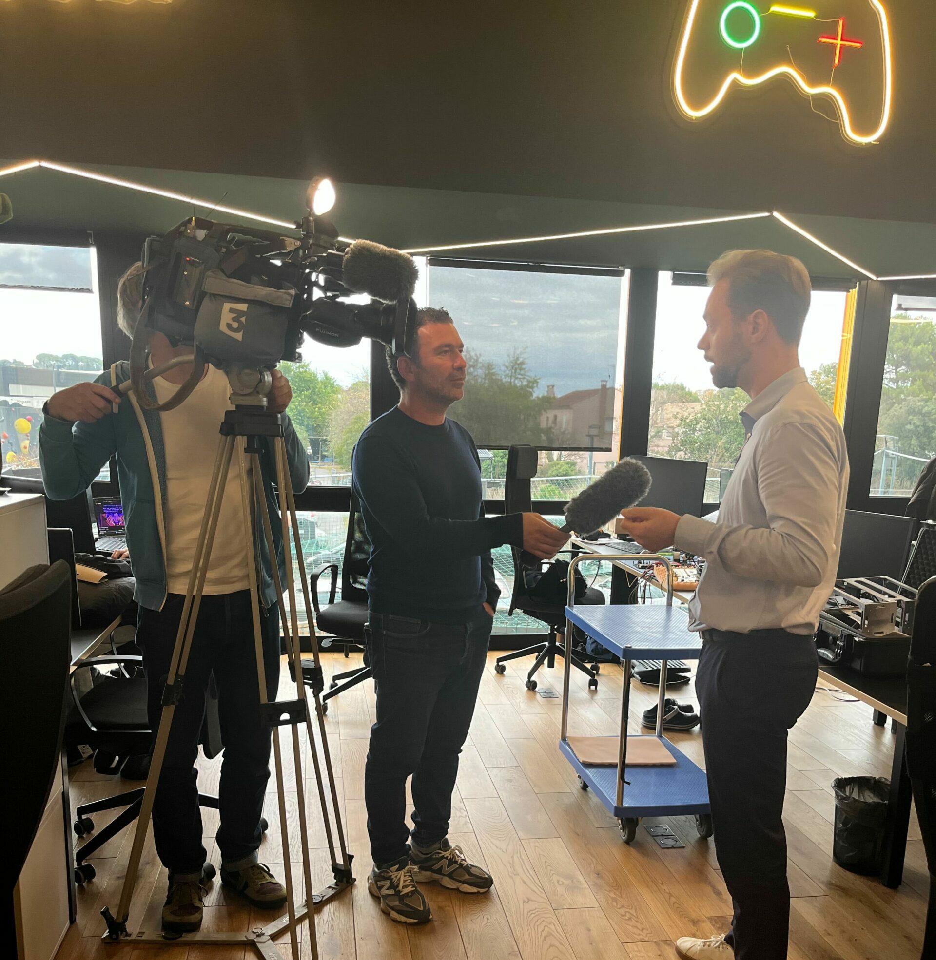 Wheere dans les médias en 2025 : photo du tournage France 3 dans les locaux de Wheere