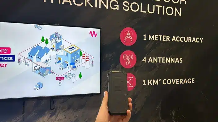 photo du tracker Wheere dans une main sur le Stand Wheere au salon CES 2025. Photo utilisée pour illustrer Wheere dans les médias dans l"article paru dans le média Le Figaro
