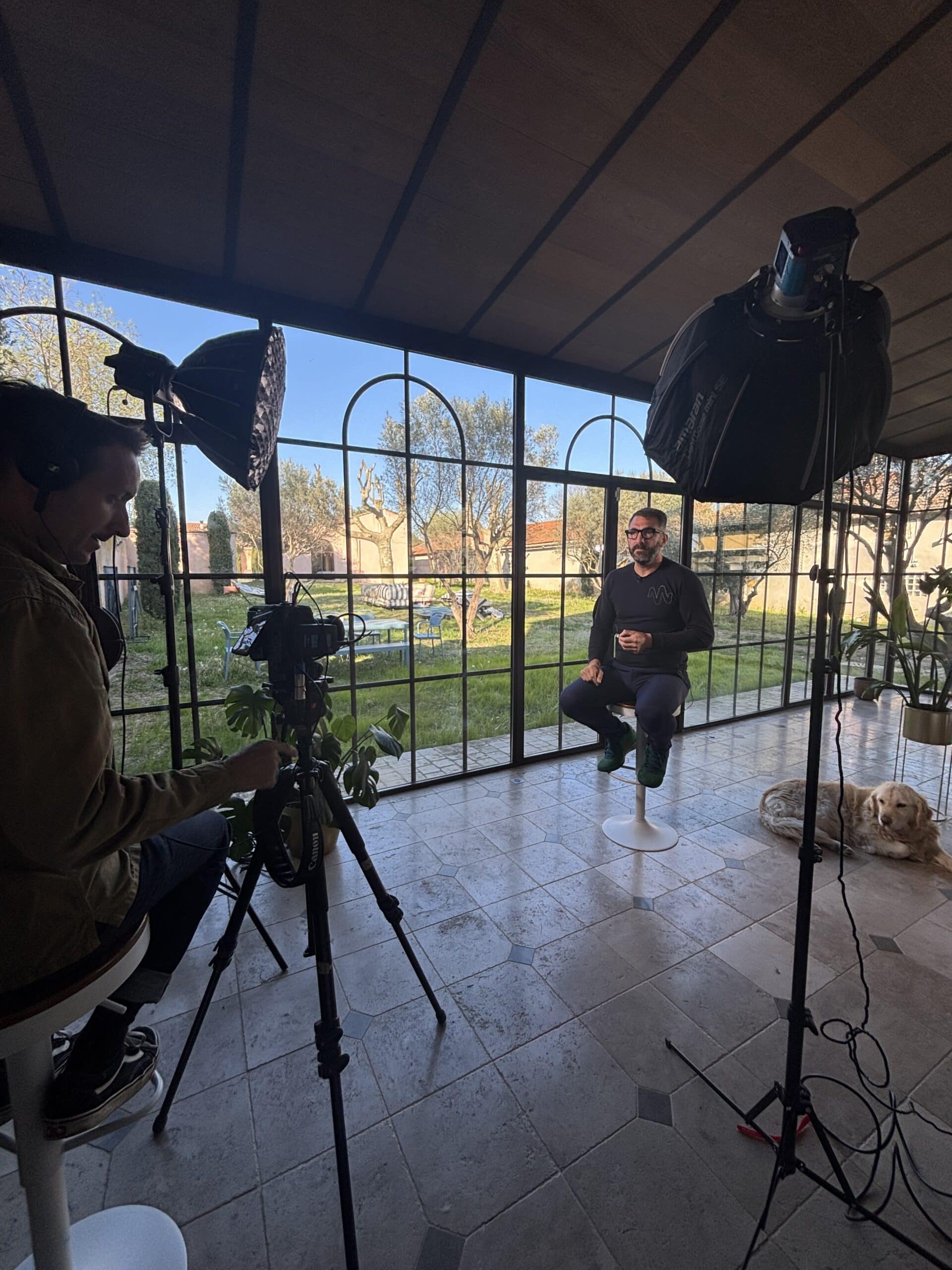 Photo de Pierre-Arnaud Coquelin, ceo de Wheere, sur un set de tournage d'une vidéo