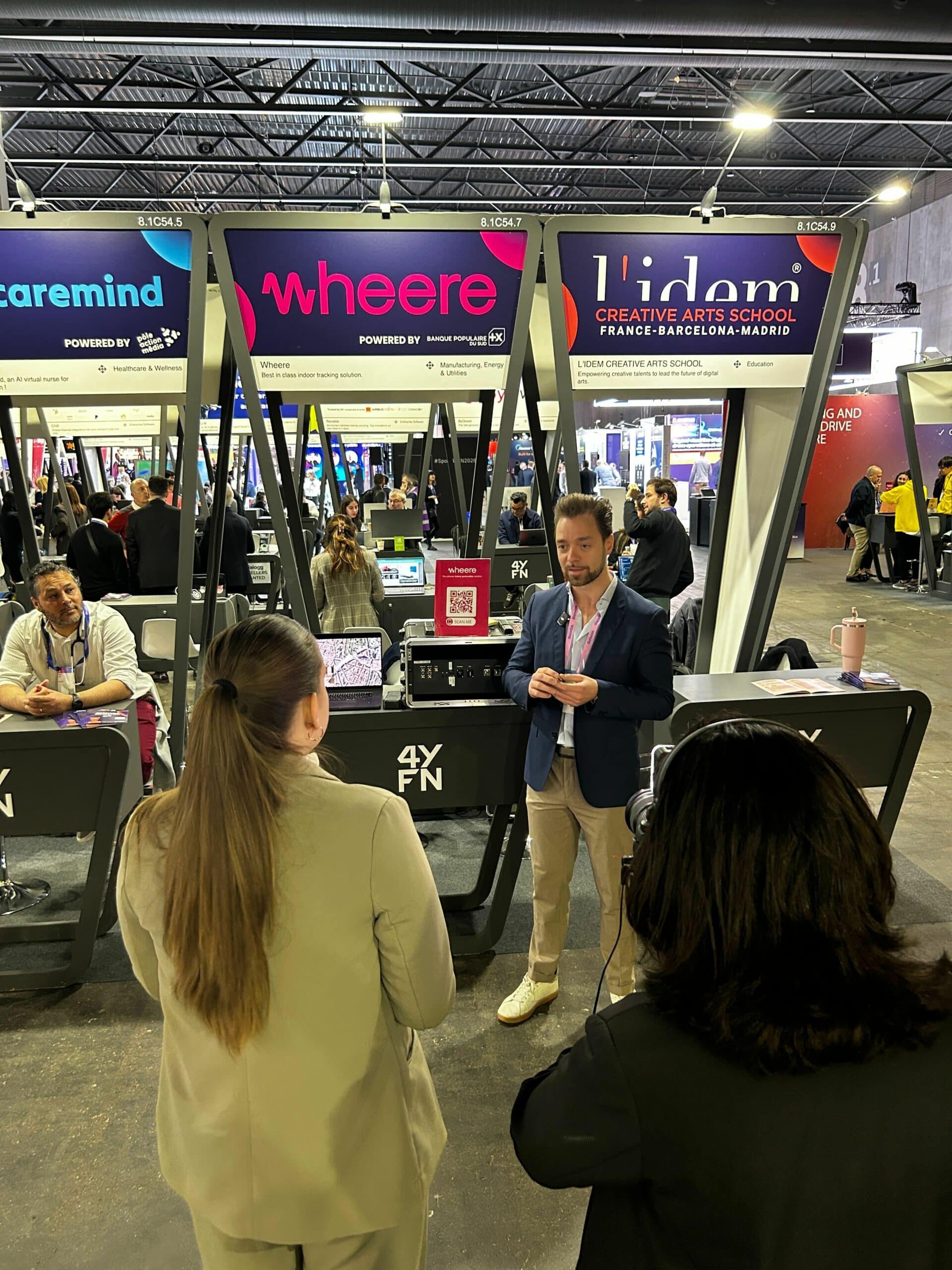 Pierre Bolzonello, directeur des ventes de Wheere, présente la solution Wheere au Stand de l'entreprise au Mobile World Congress 2026 à Barcelone