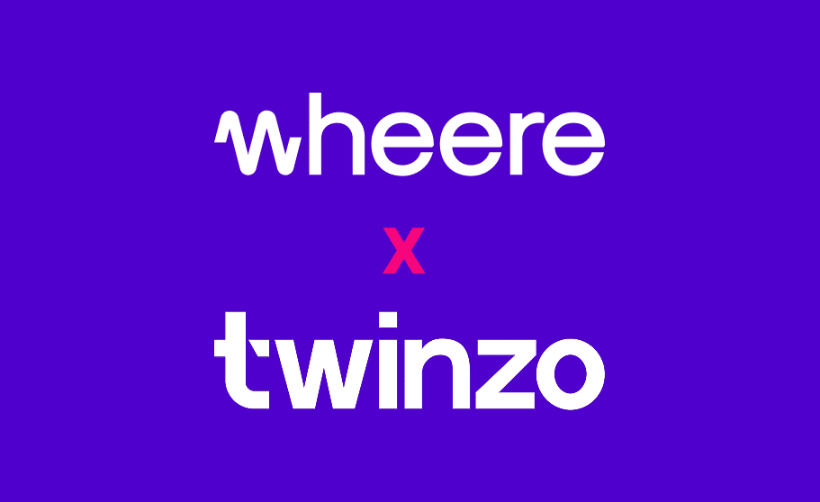 Logos des deux entreprises Wheere et Twinzo sur fond violet pour illustrer le partenariat entre les deux entreprises et qui résulte sur une jumeau numérique 3D unique enrichi par la data de géolocalisation indoor et outdoor de Wheere